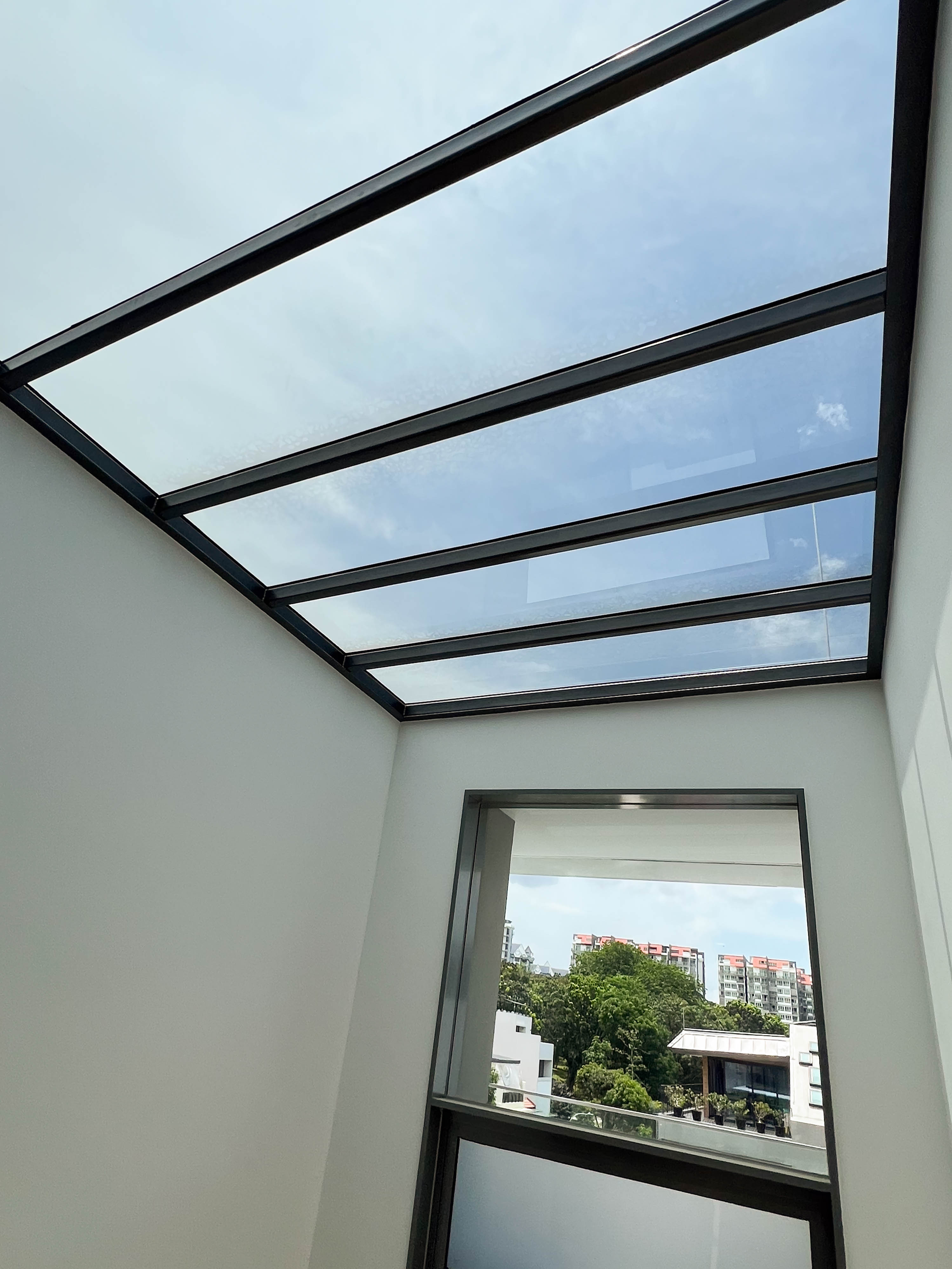 Glass roof with privacy screen