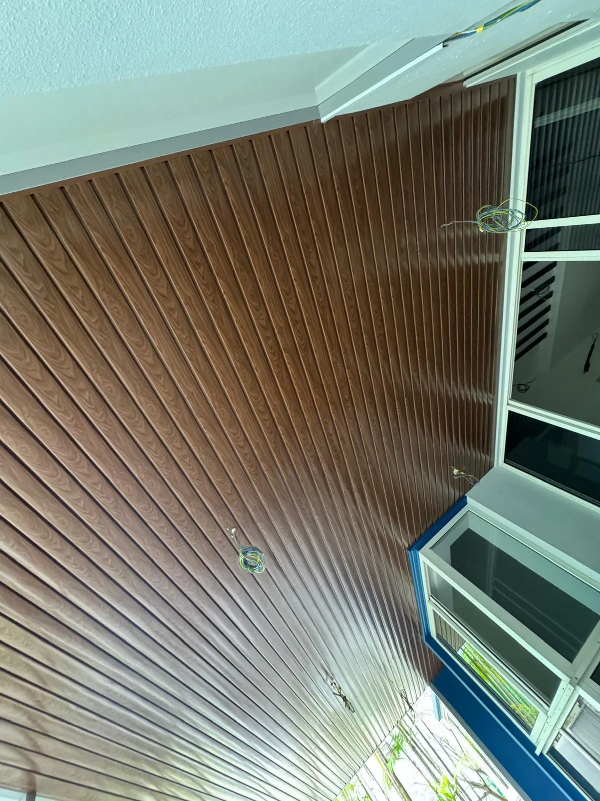 Timber-look ceiling with a skylight opening
