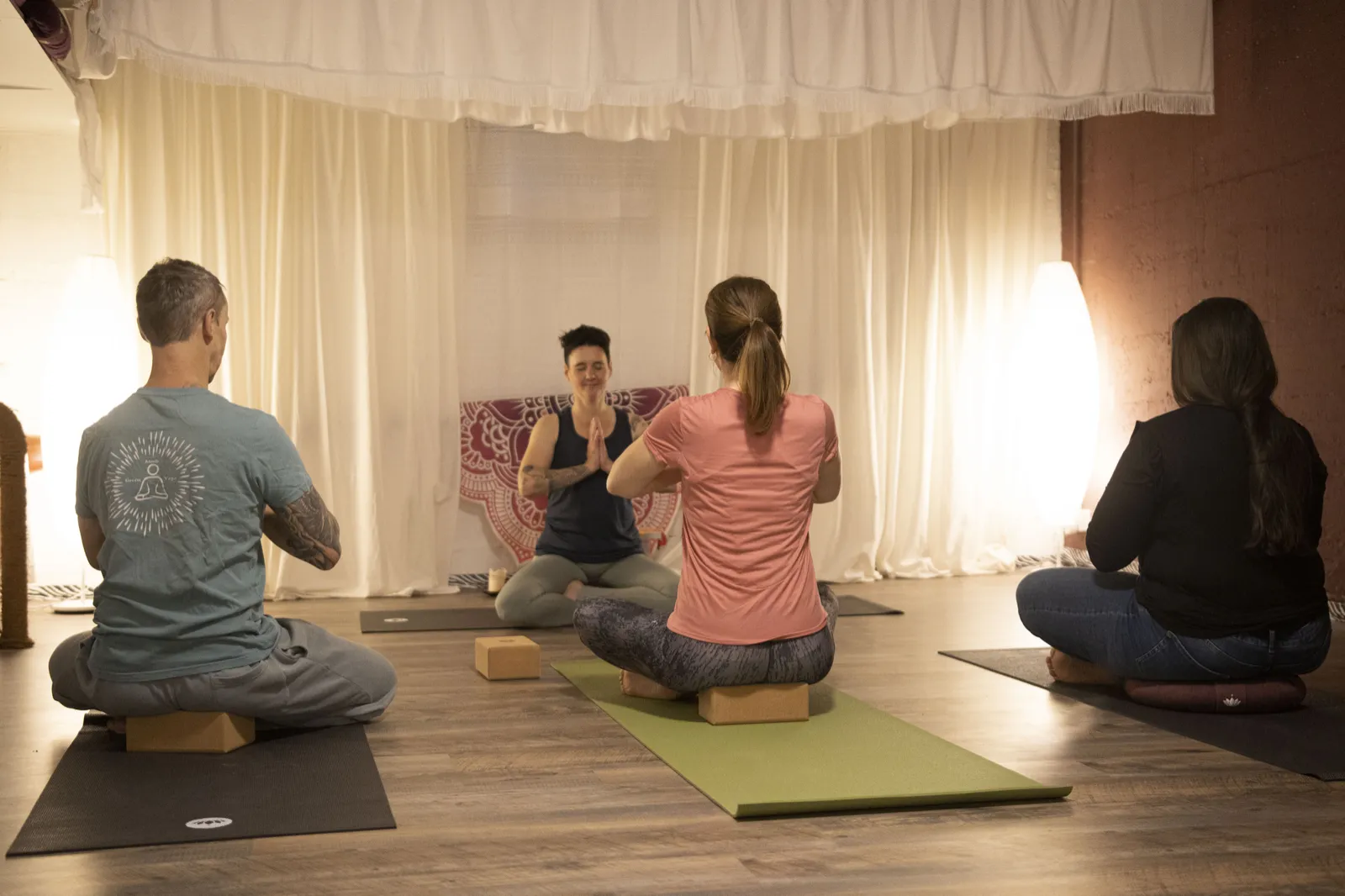Saskia Schweitzer leitet einen Yogakurs mit Teilnehmenden