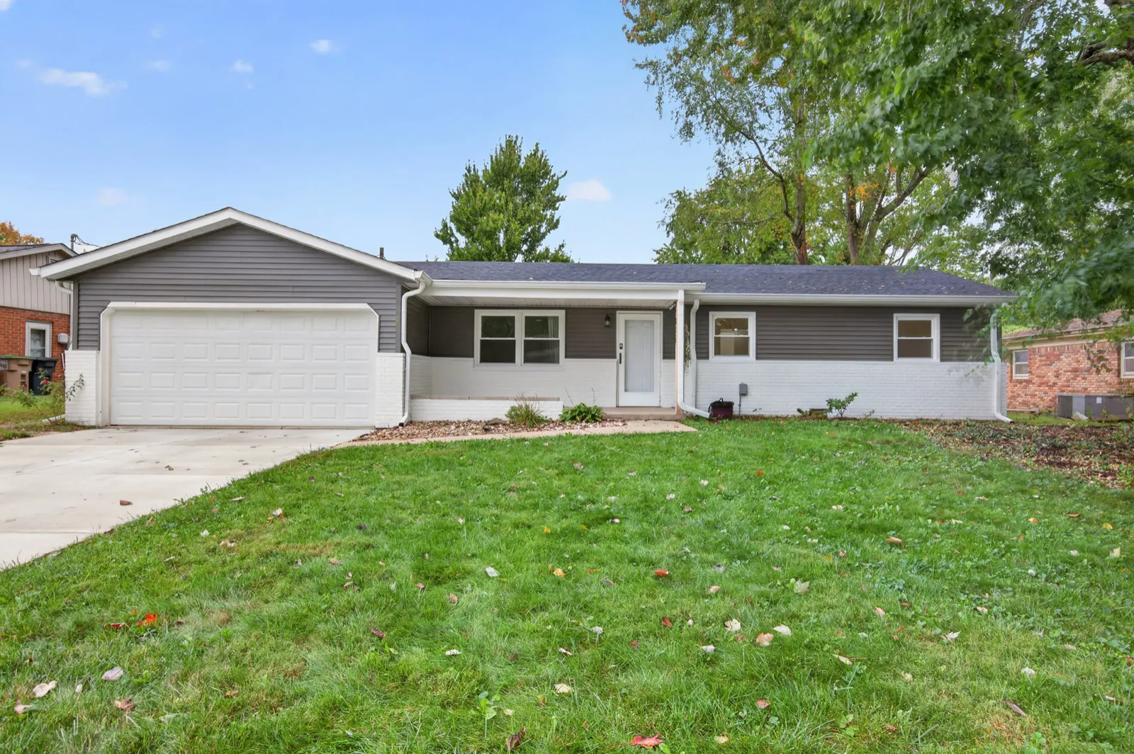 2815 Yellowwood Ct, Columbus, IN 47203, photo 2 of 55