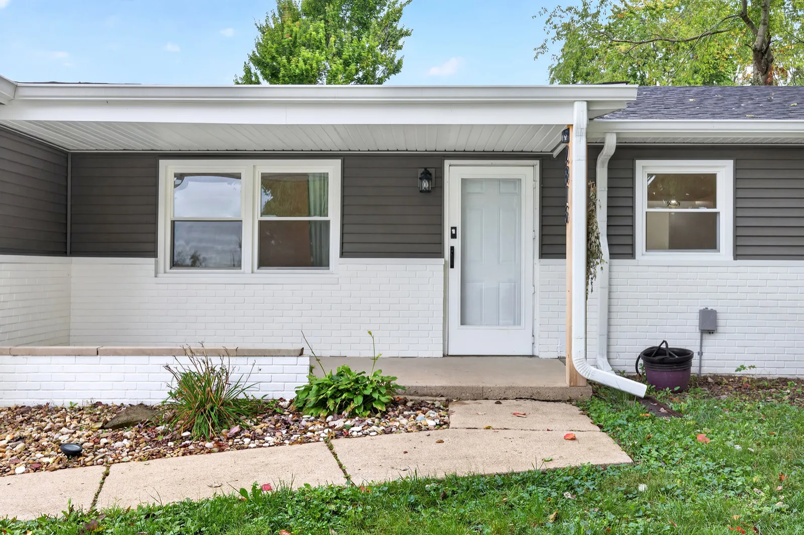 2815 Yellowwood Ct, Columbus, IN 47203, photo 3 of 55