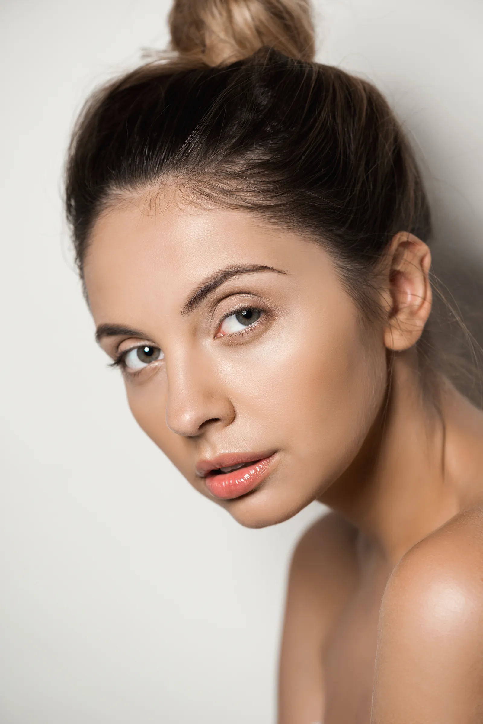 Illustrative skin-care portrait in warm natural light