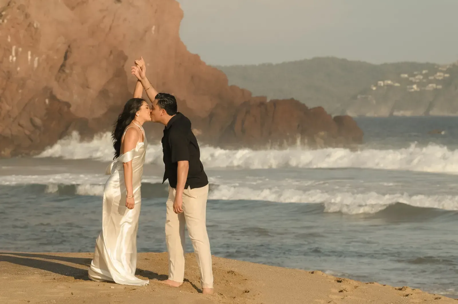Isamar y Brian se besan frente a las olas