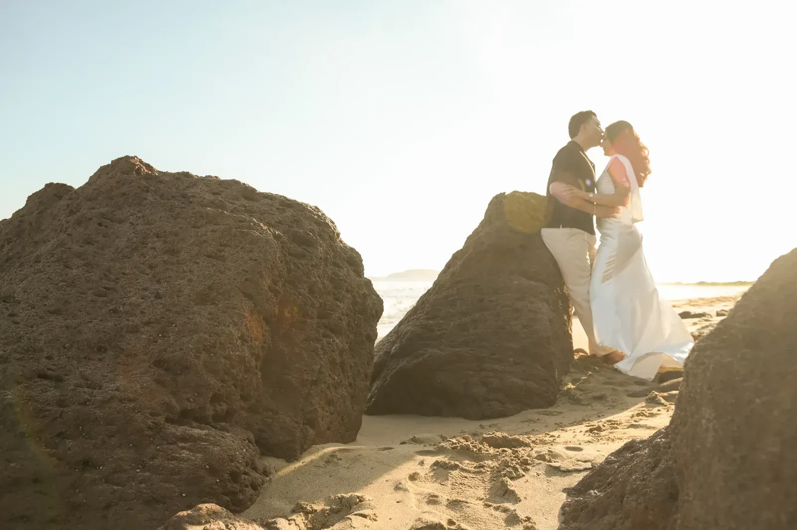 Isamar y Brian se besan junto a las rocas