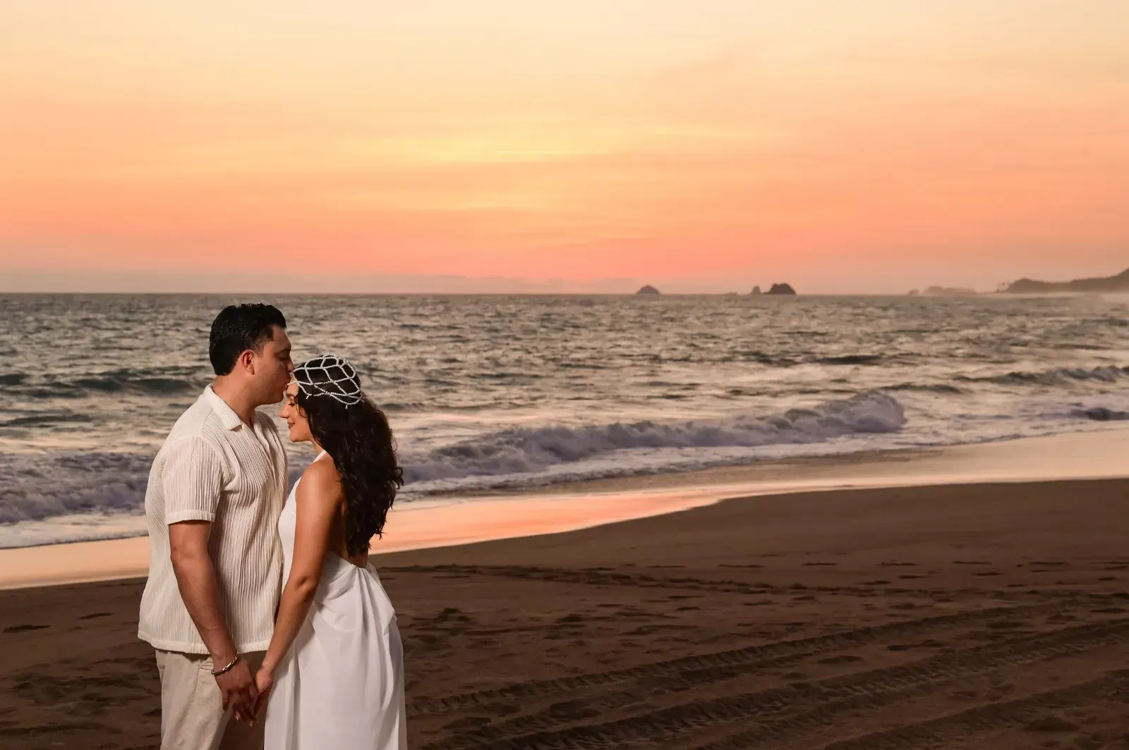 Isamar y Brian frente a frente al atardecer