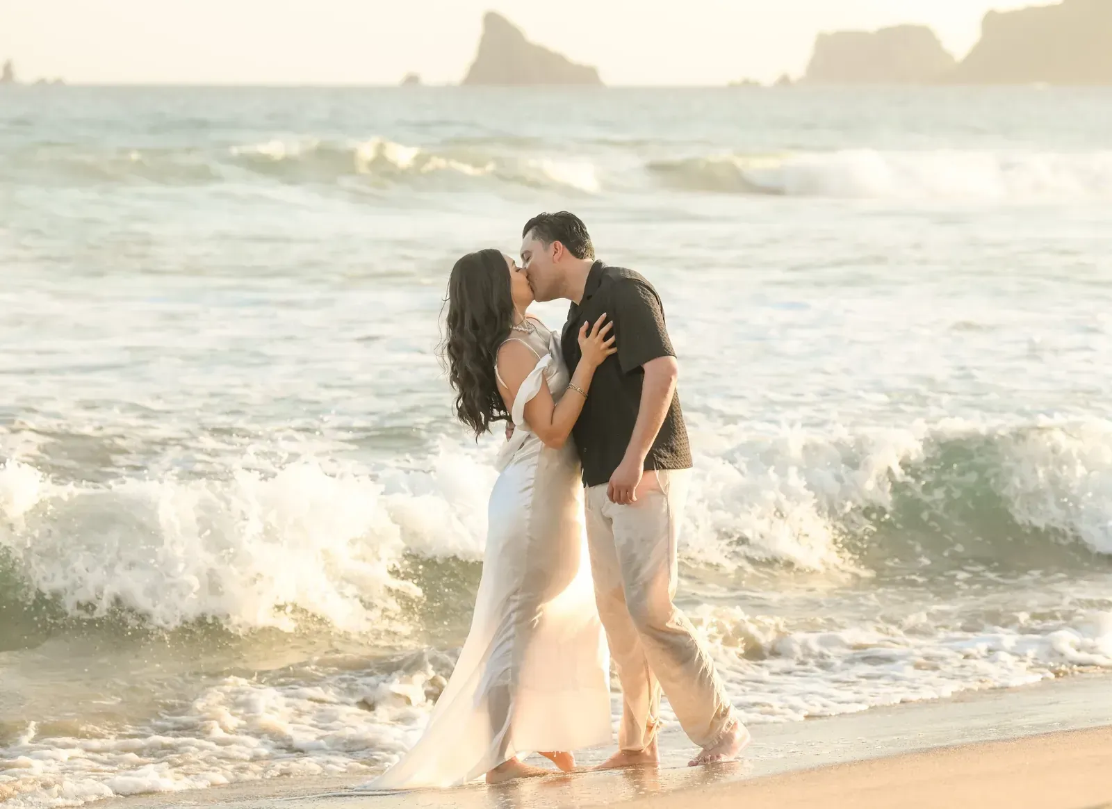 Isamar y Brian se besan entre las olas