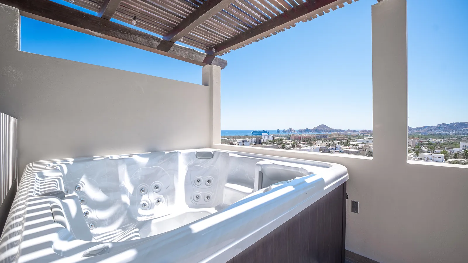 Jacuzzi en el rooftop privado del penthouse