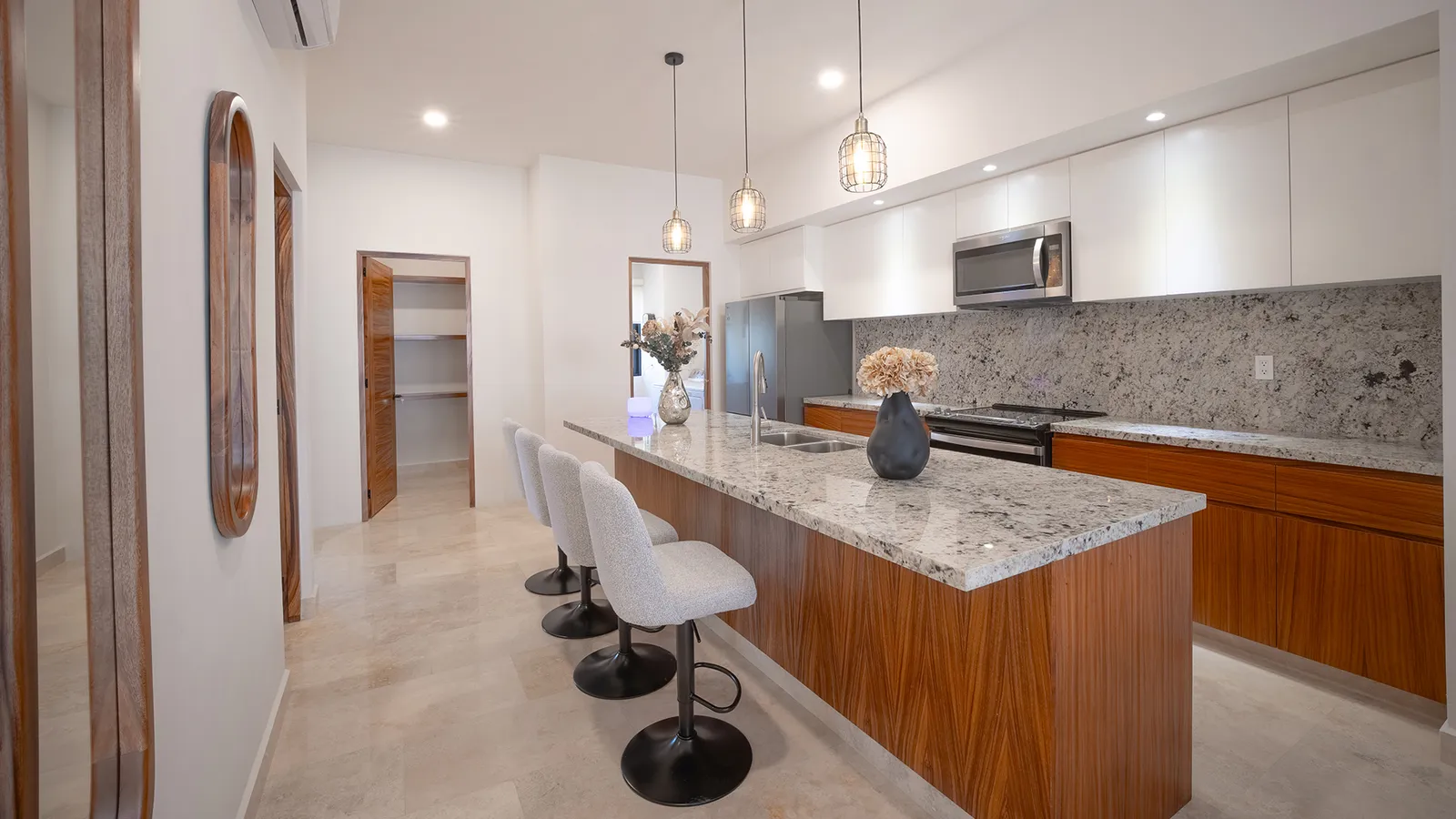 Cocina con isla y barra