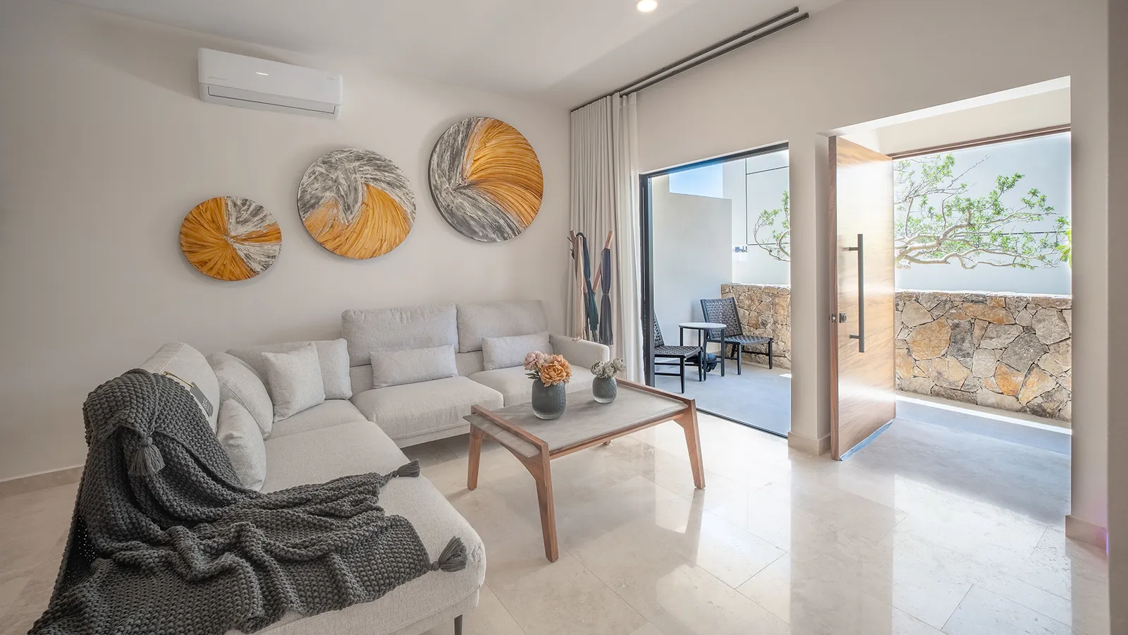 Sala de una residencia en planta baja abierta a la terraza
