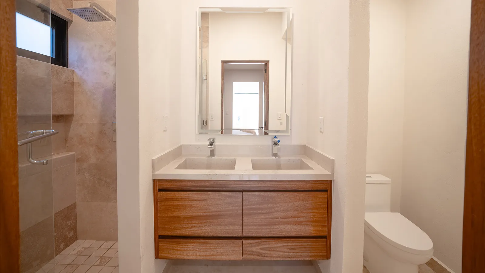 Baño con doble acabado en madera