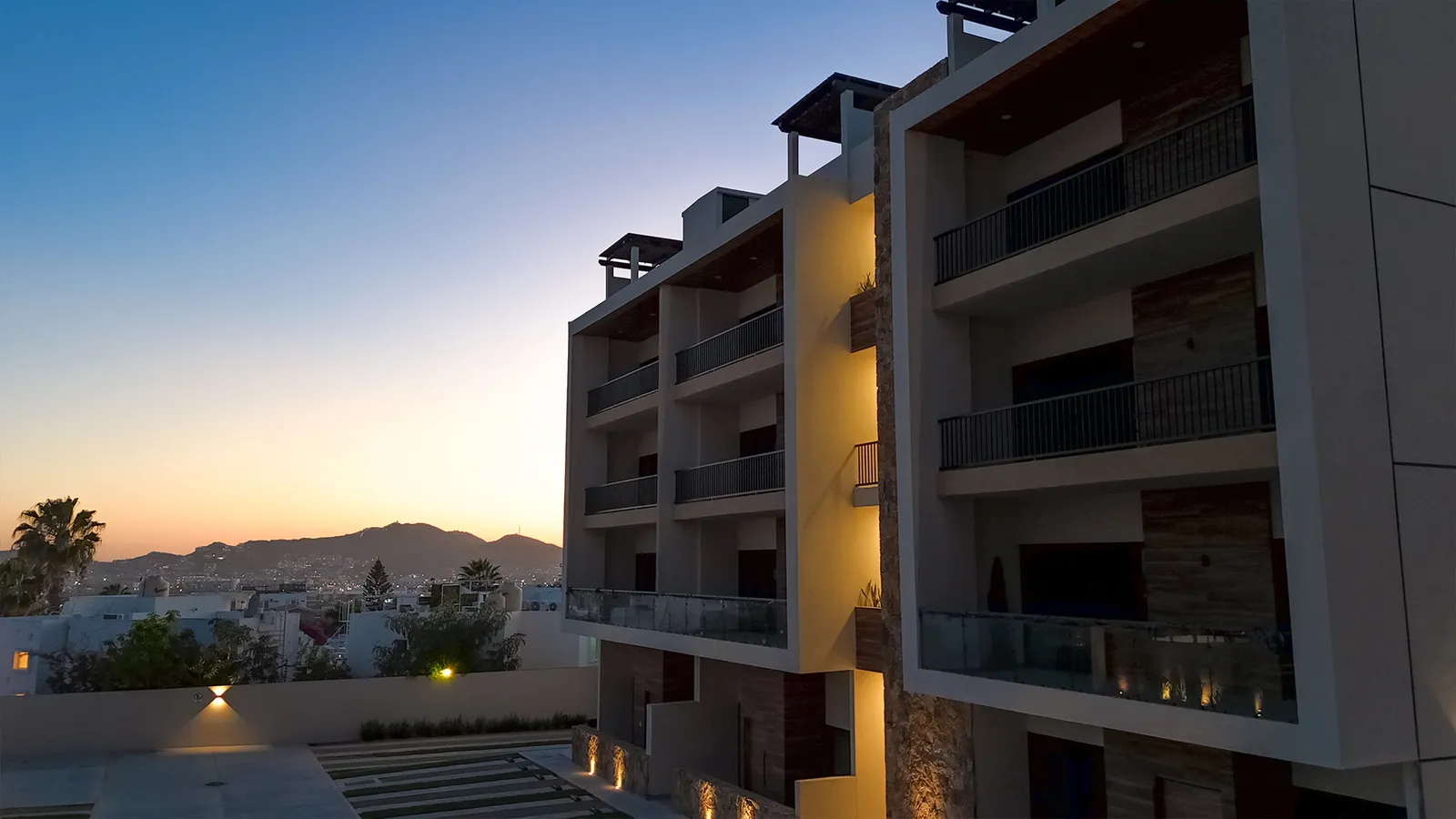 Fachada iluminada al atardecer