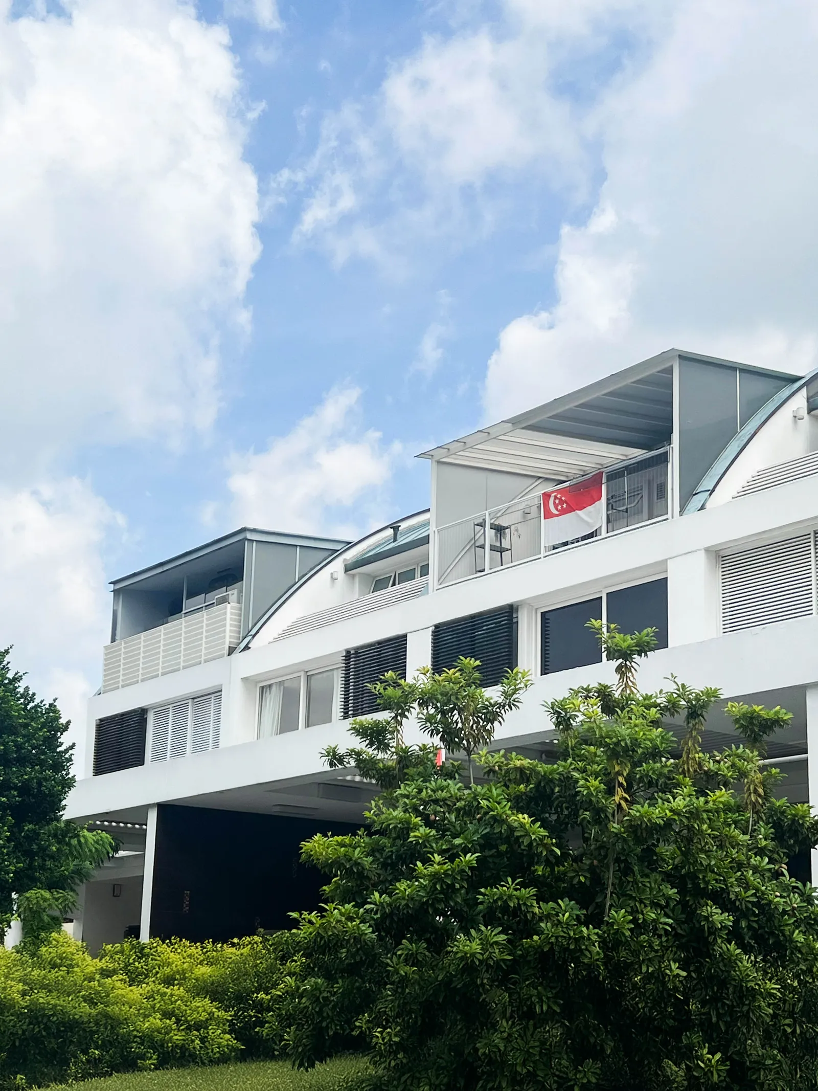 Semi-detached house with a rooftop shelter