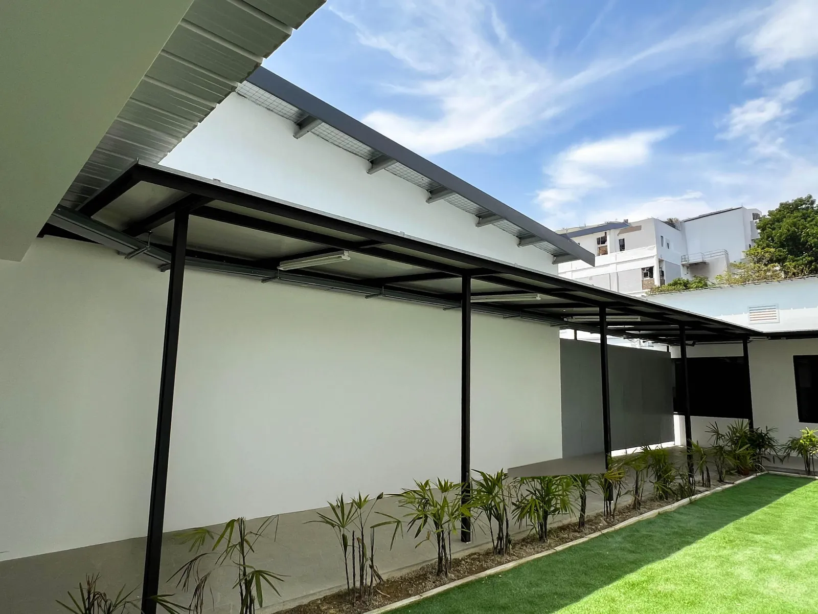 Aluminium composite roof along a bungalow side yard