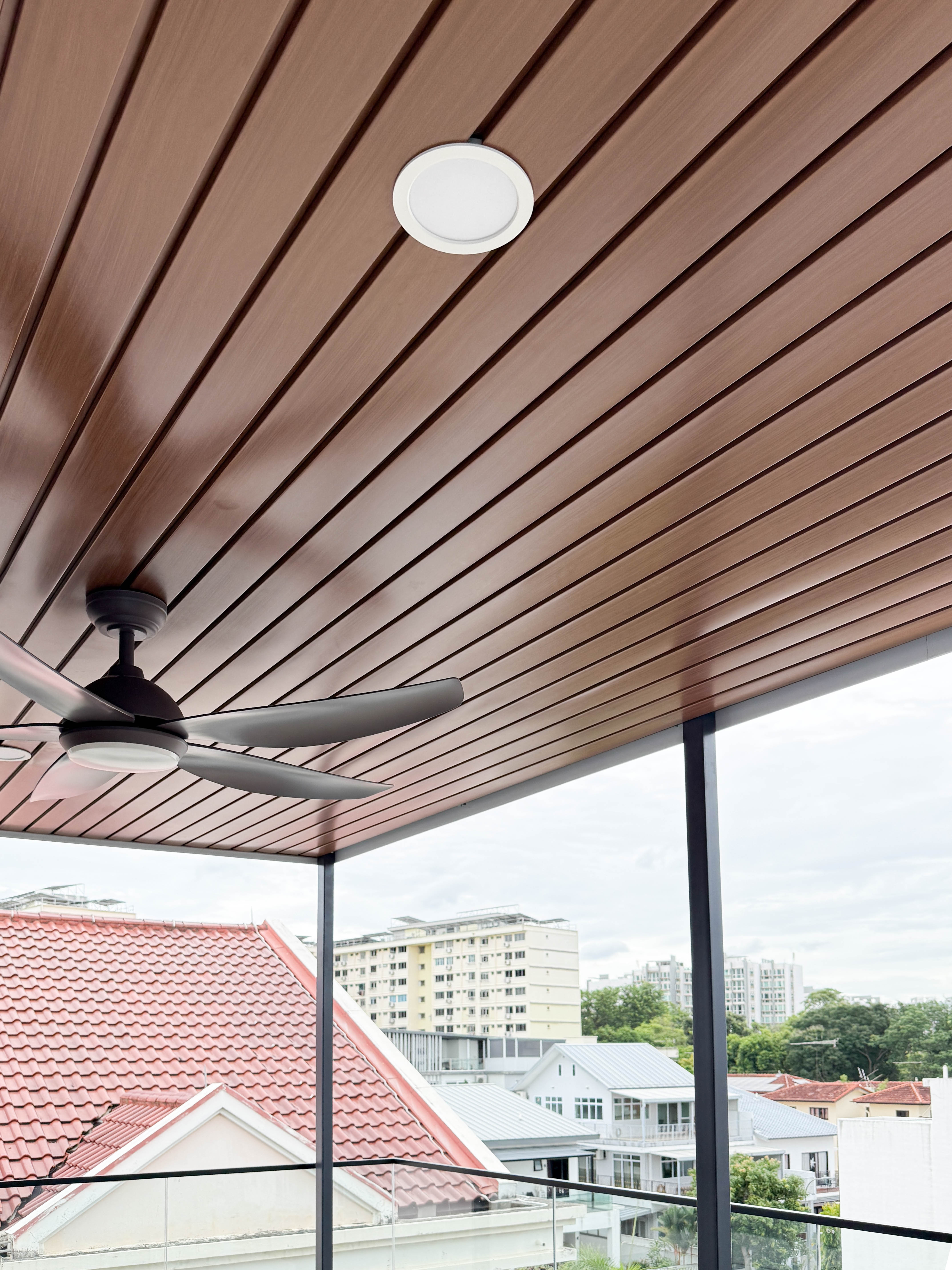Timber-look aluminium ceiling over a patio