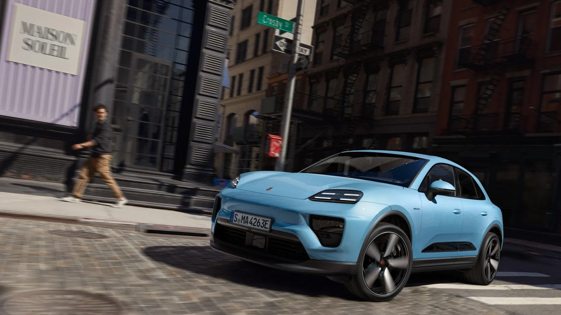 Der vollelektrische Macan im Porsche Zentrum Fulda.