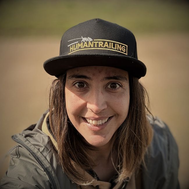Gorra con logo bordado · Humantrailing – Imagen 3