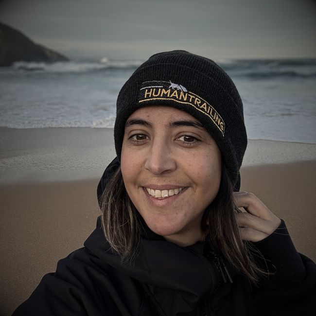 Gorro con logo bordado · Humantrailing – Imagen 1