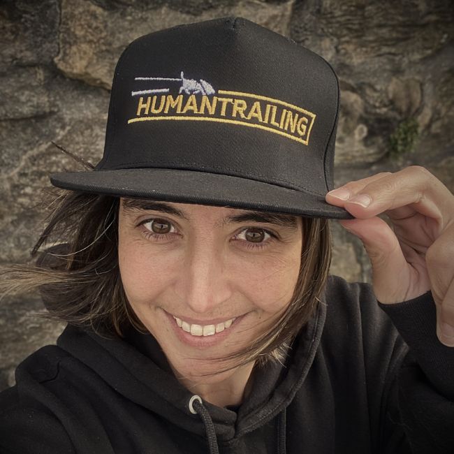 Gorra con logo bordado · Humantrailing – Imagen 2