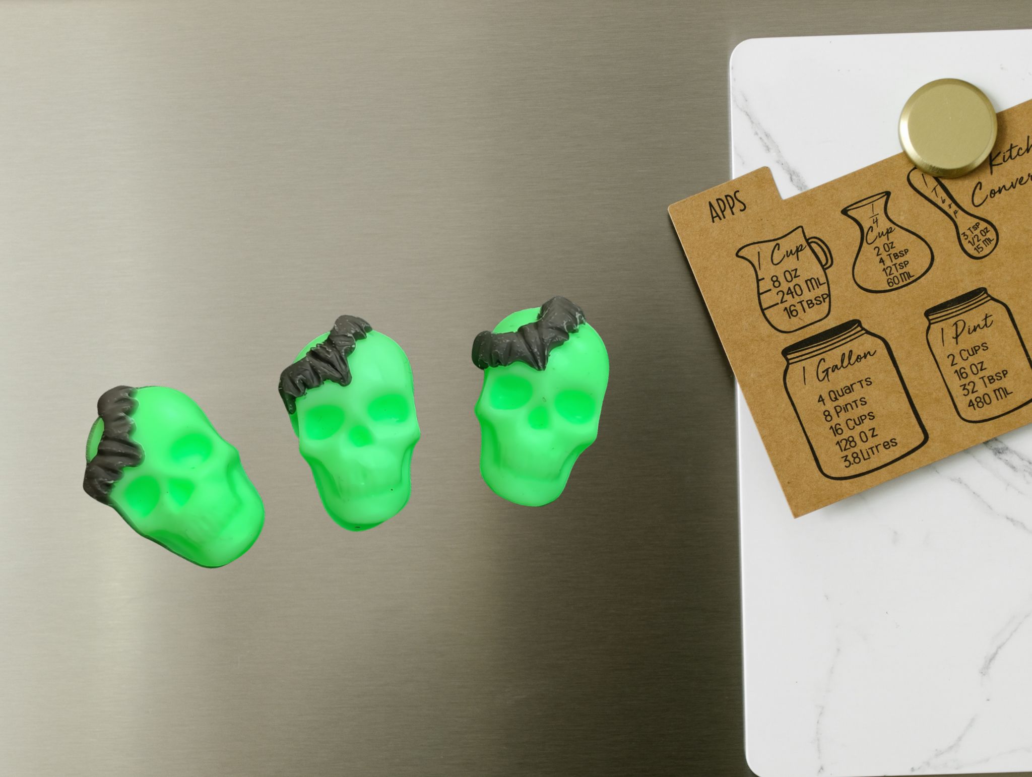 Glow-in-the-dark skull magnets – Image 5