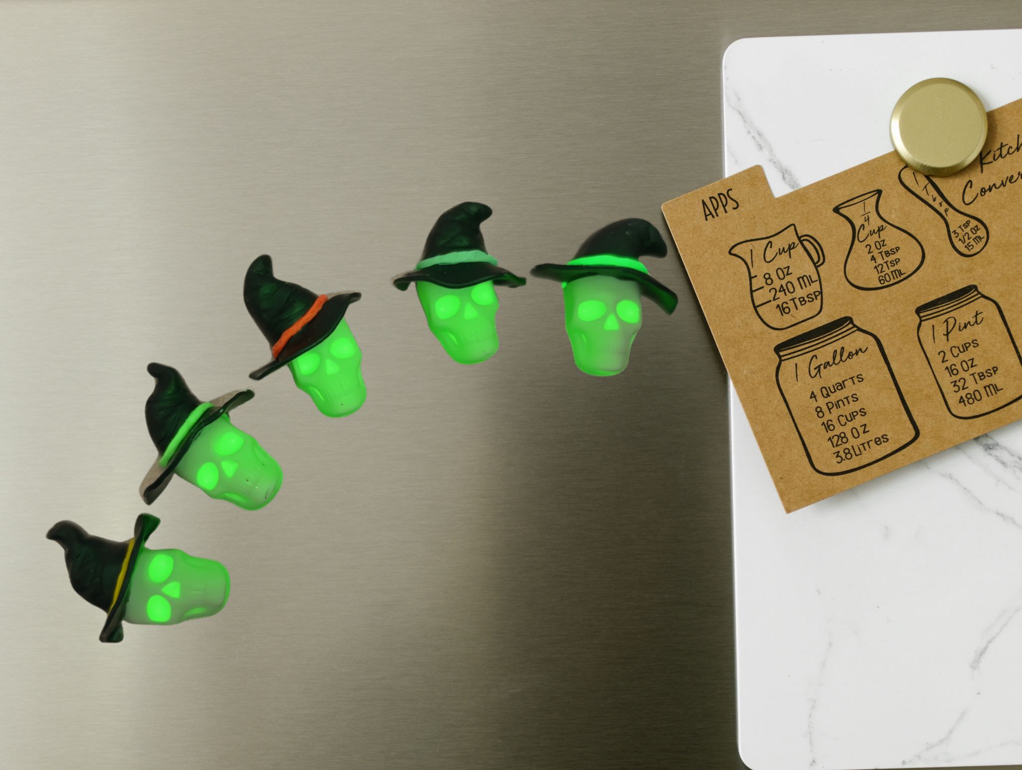 Glow-in-the-dark skull magnets – Image 7