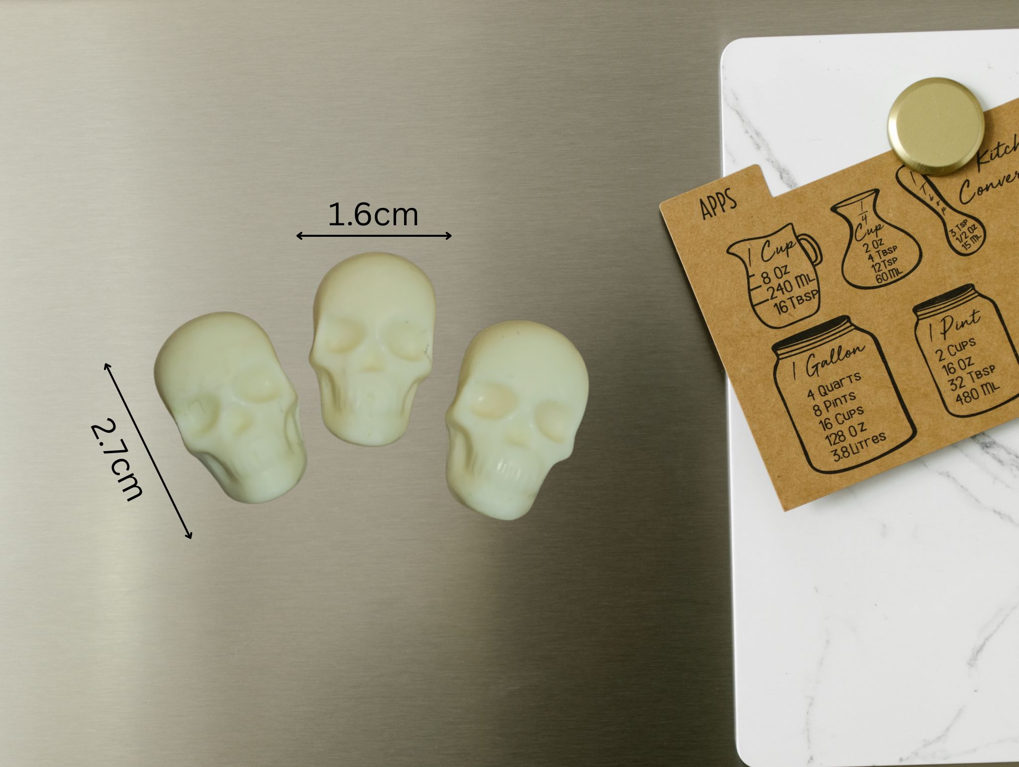Glow-in-the-dark skull magnets – Image 2