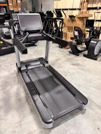 Life Fitness Commercial Treadmill w/ Integrity Console *LIGHTLY USED* – Image 1