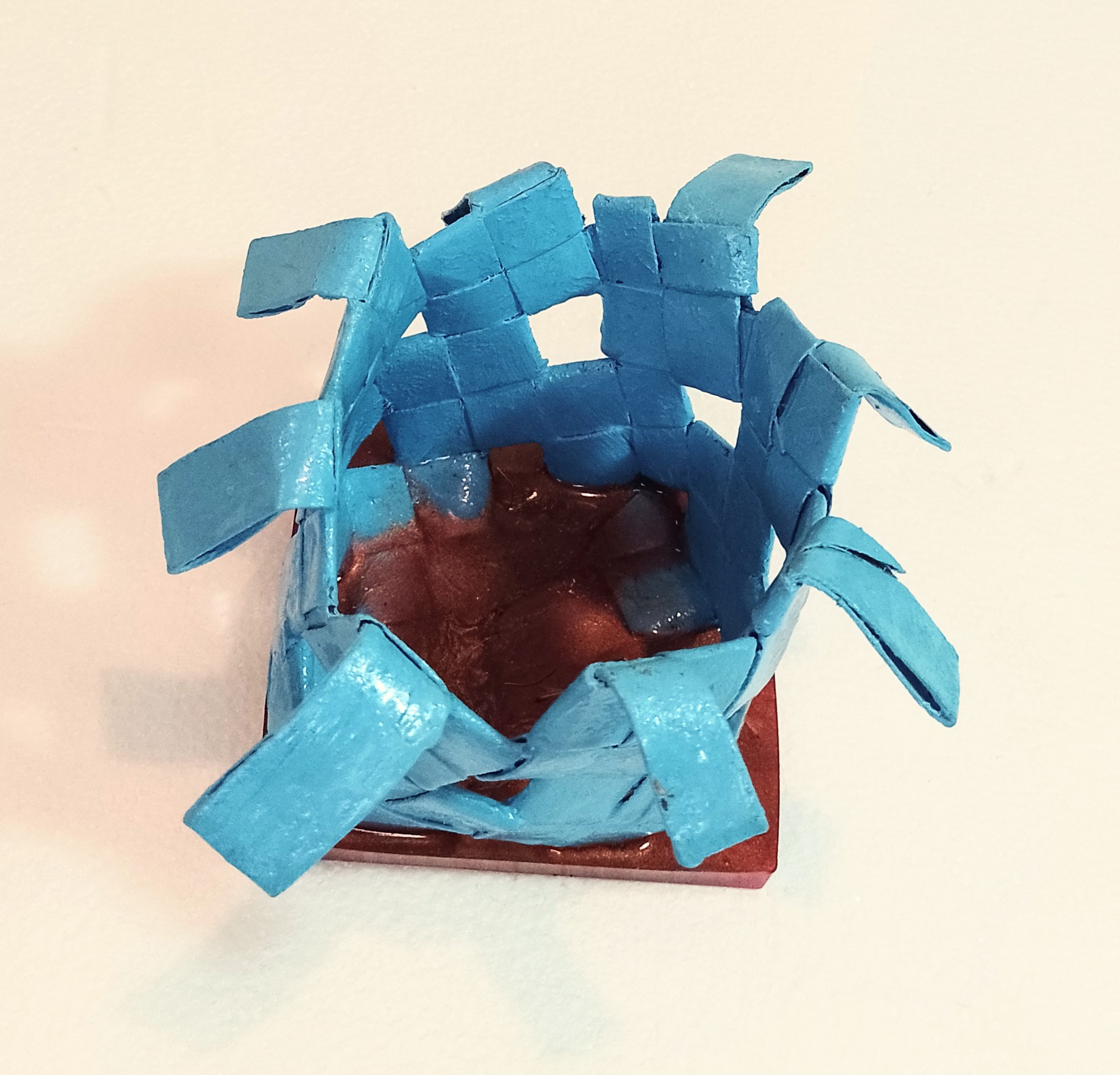  Corbeille fleur artisanale bleue — socle rouge — pièce unique – Image 1