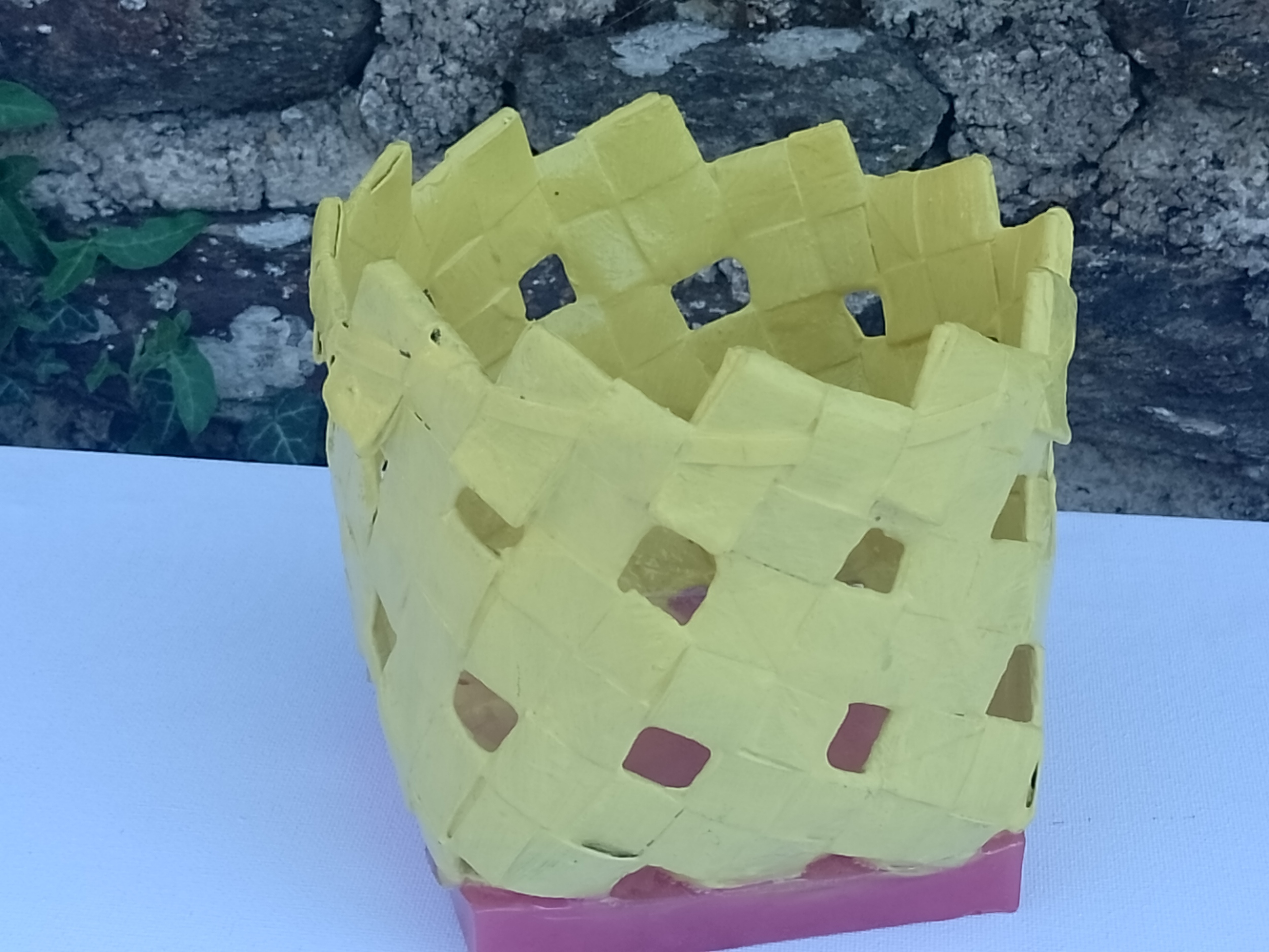 Corbeille artisanale jaune sur socle rose — pièce unique – Image 1