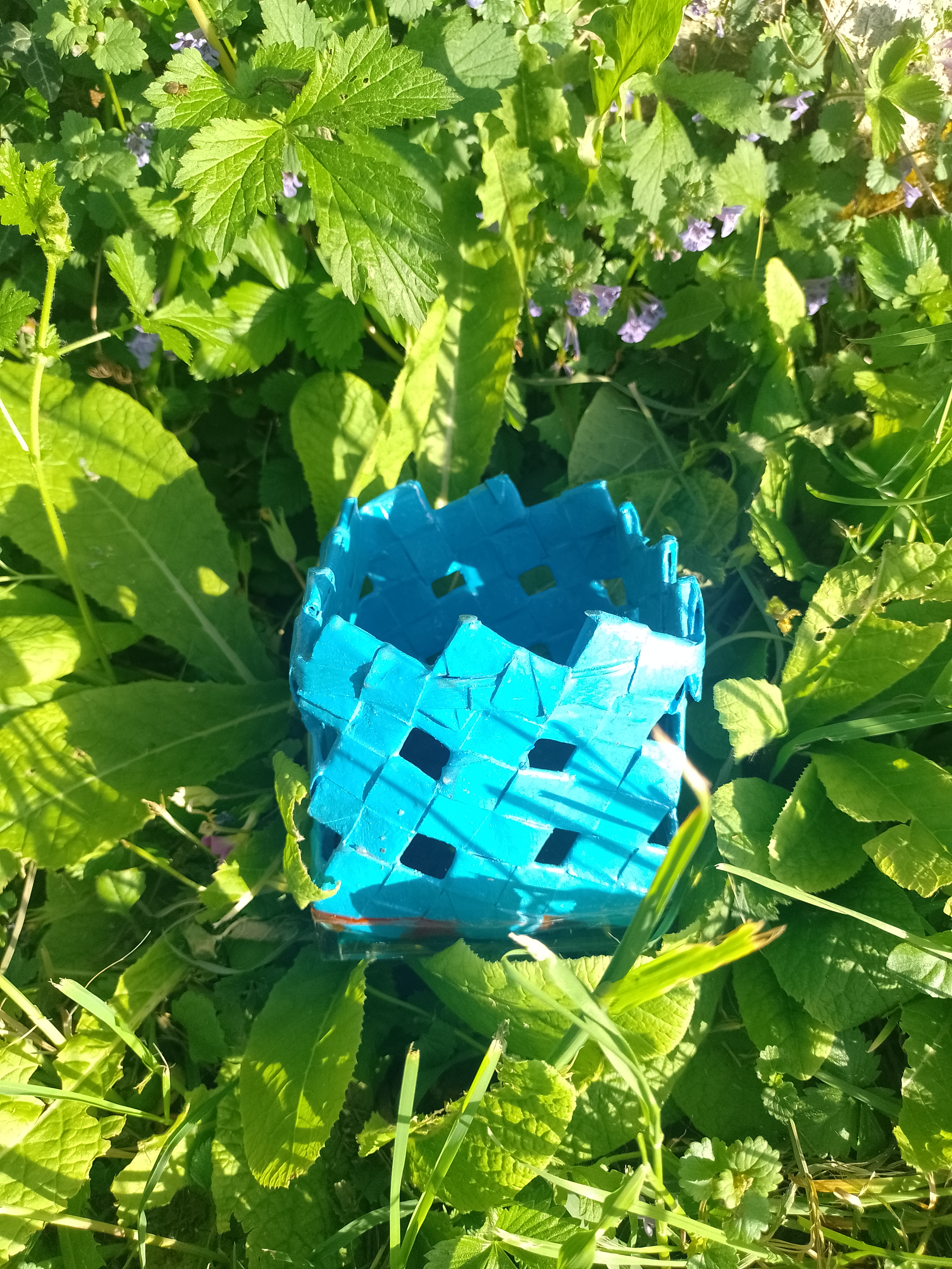  Corbeille artisanale bleue carrée — socle résine rouge — pièce unique – Image 2