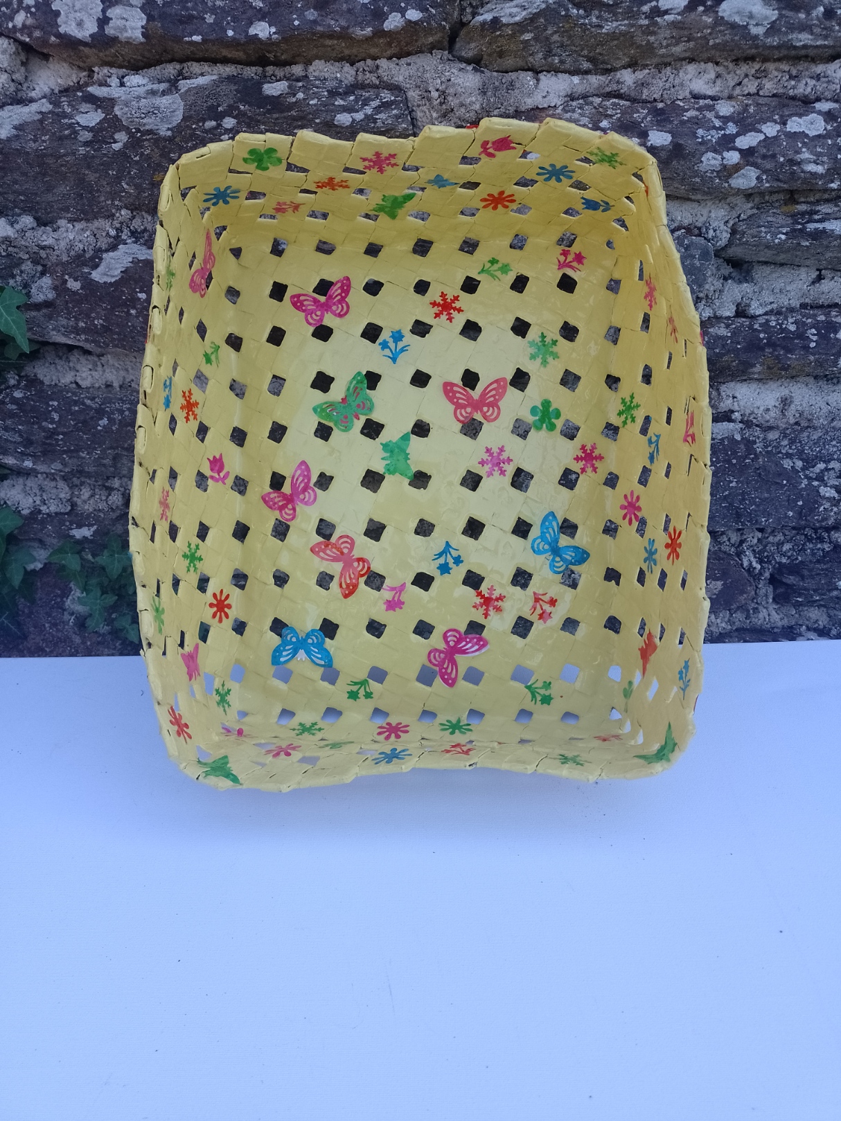 Grande corbeille artisanale jaune — papillons et fleurs — pièce unique – Image 1