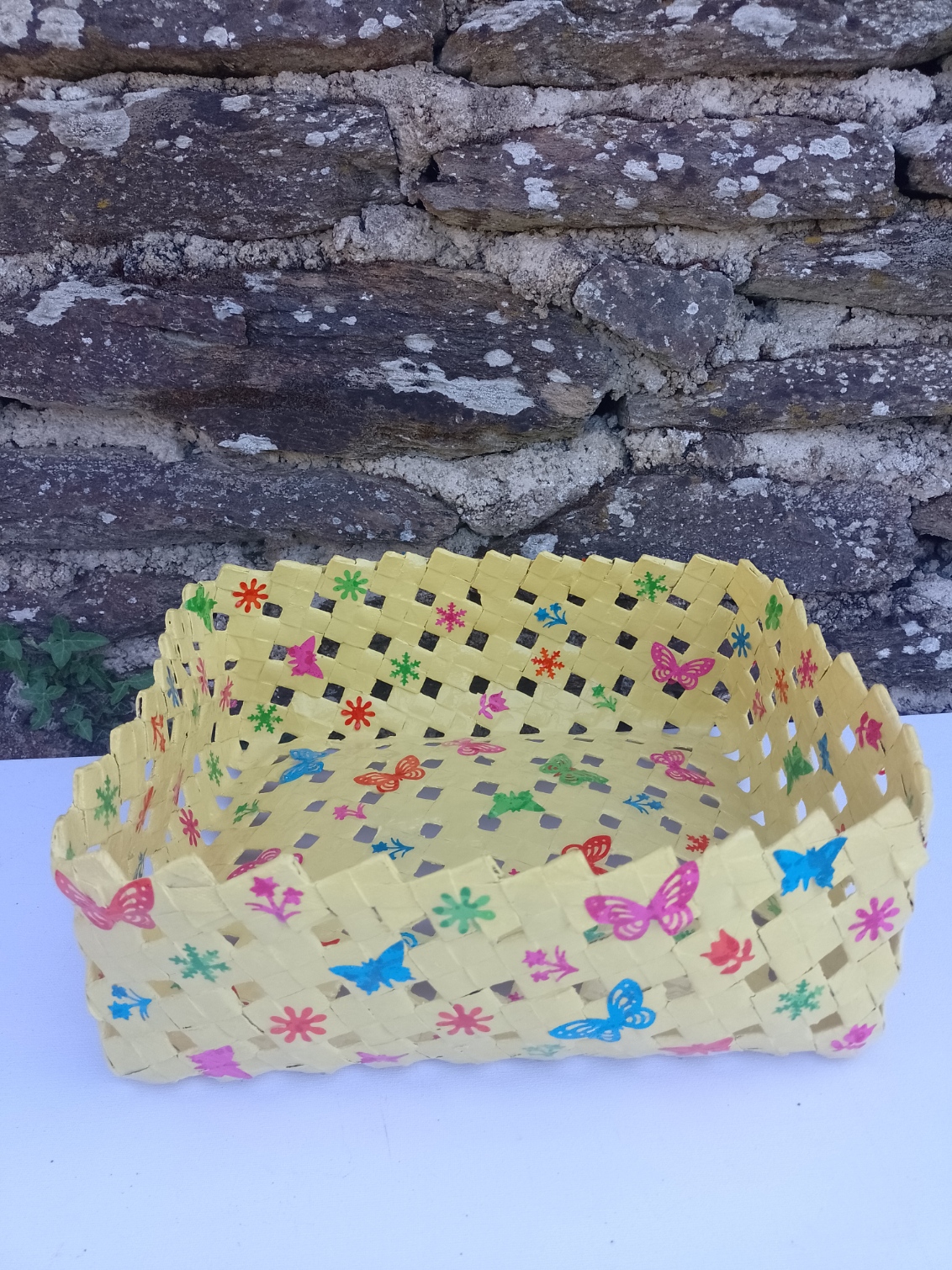 Grande corbeille artisanale jaune — papillons et fleurs — pièce unique – Image 2