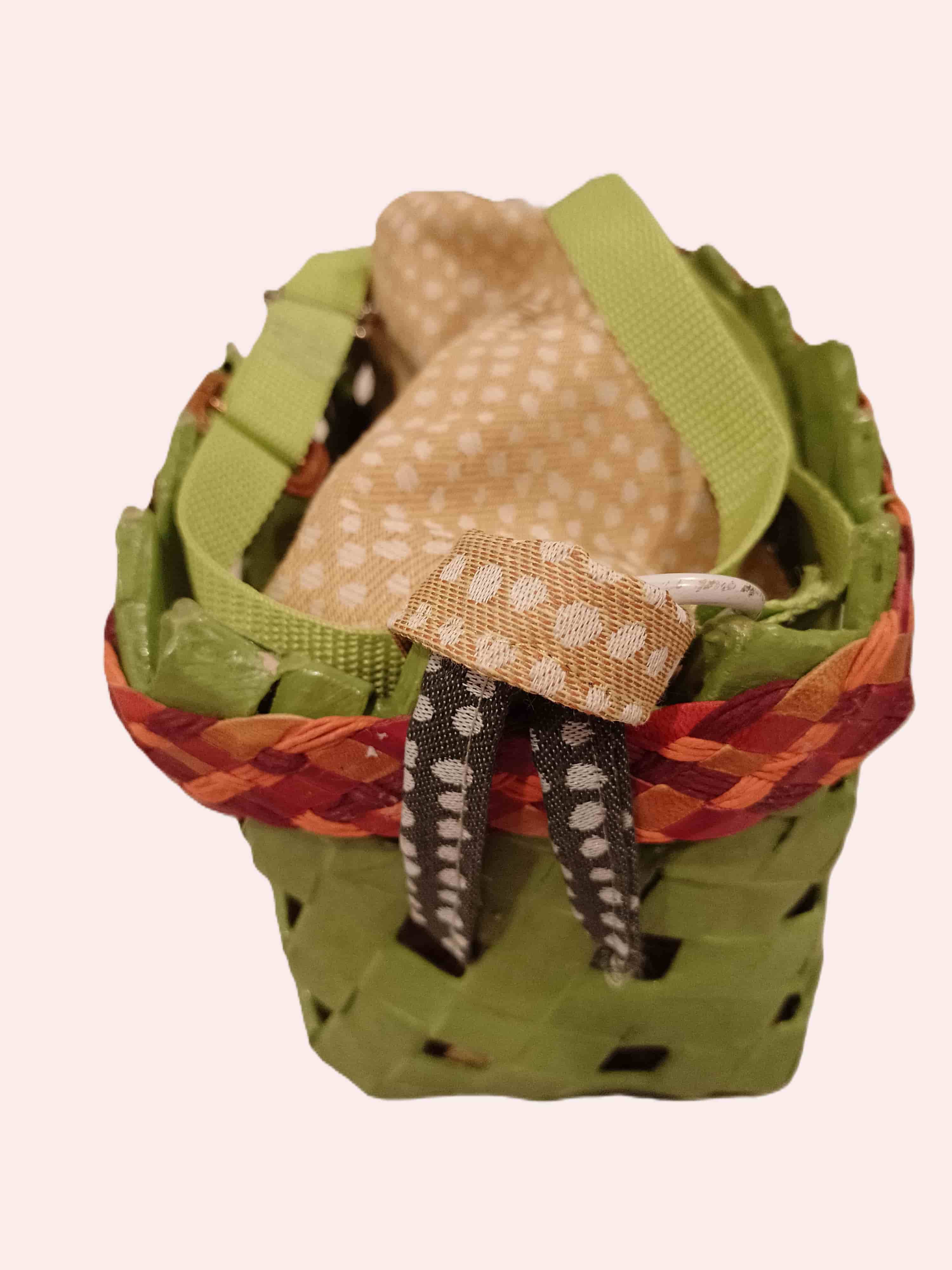 Petit sac artisanal vert tendre — doublure imperméable jaune — lanière verte pomme – Image 1