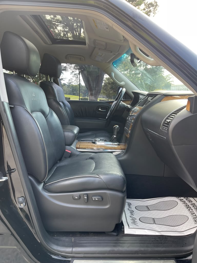 2011 INFINITI QX56 – Image 10
