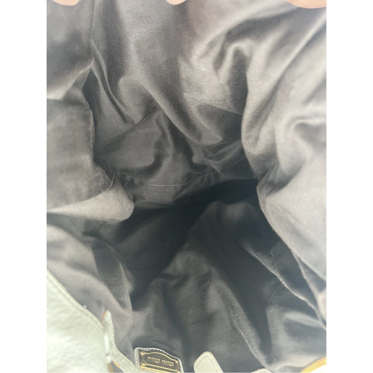 Borsa Miu Miu Vitello Lux Hobo in pelle – Image 11