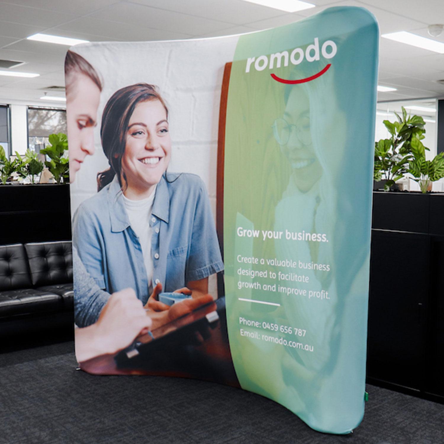 Curved Stretch Media Wall Medium – Image 1