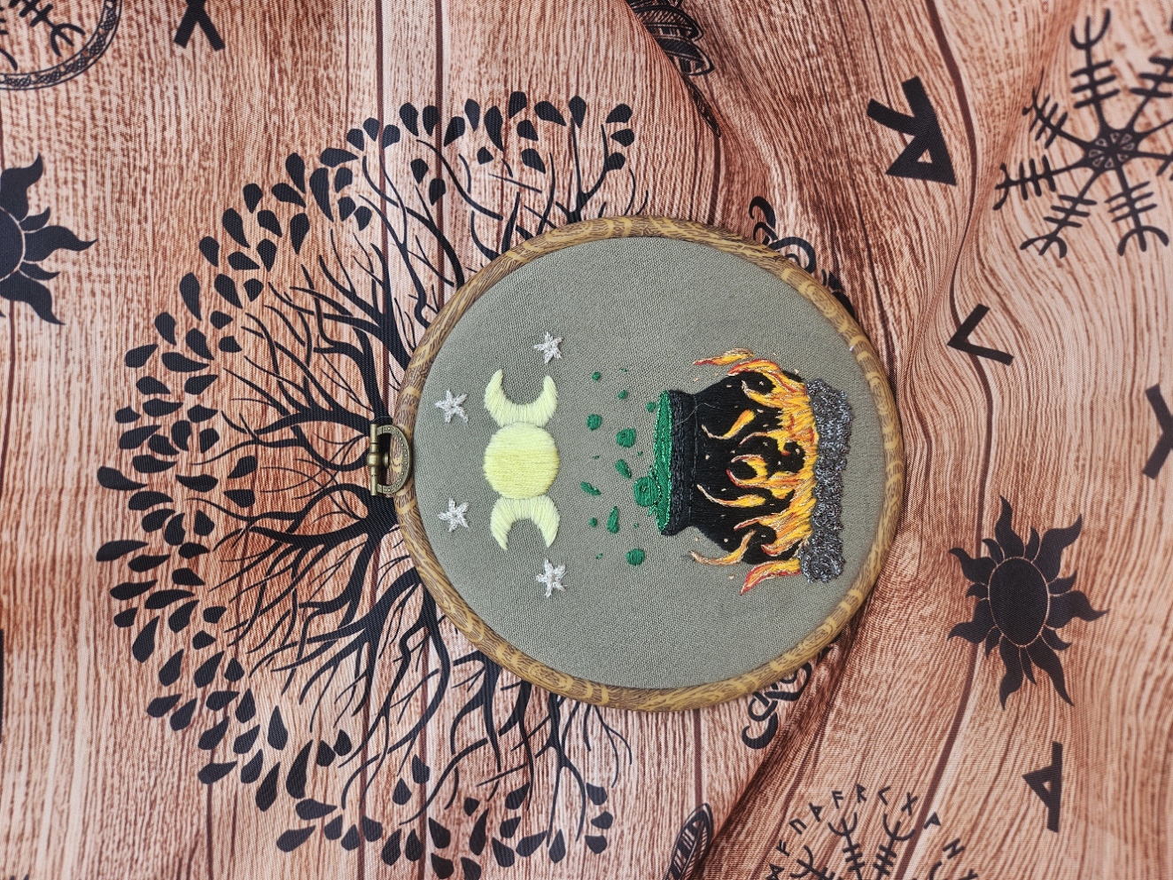 Green Cauldron – Image 1