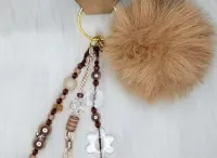 Colgante con pompón – Carmelita claro