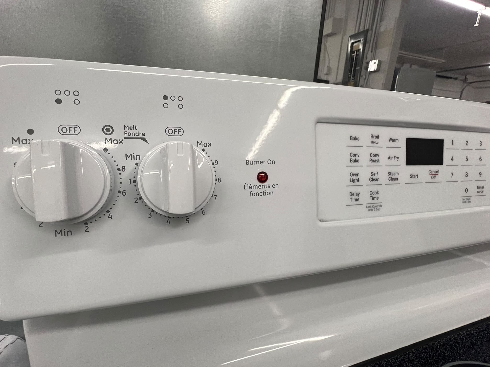 GE JCB840DVWW 30" 5.0 Cu. Ft. Electric Convection Range with No-Preheat Air Fry | White – Image 4