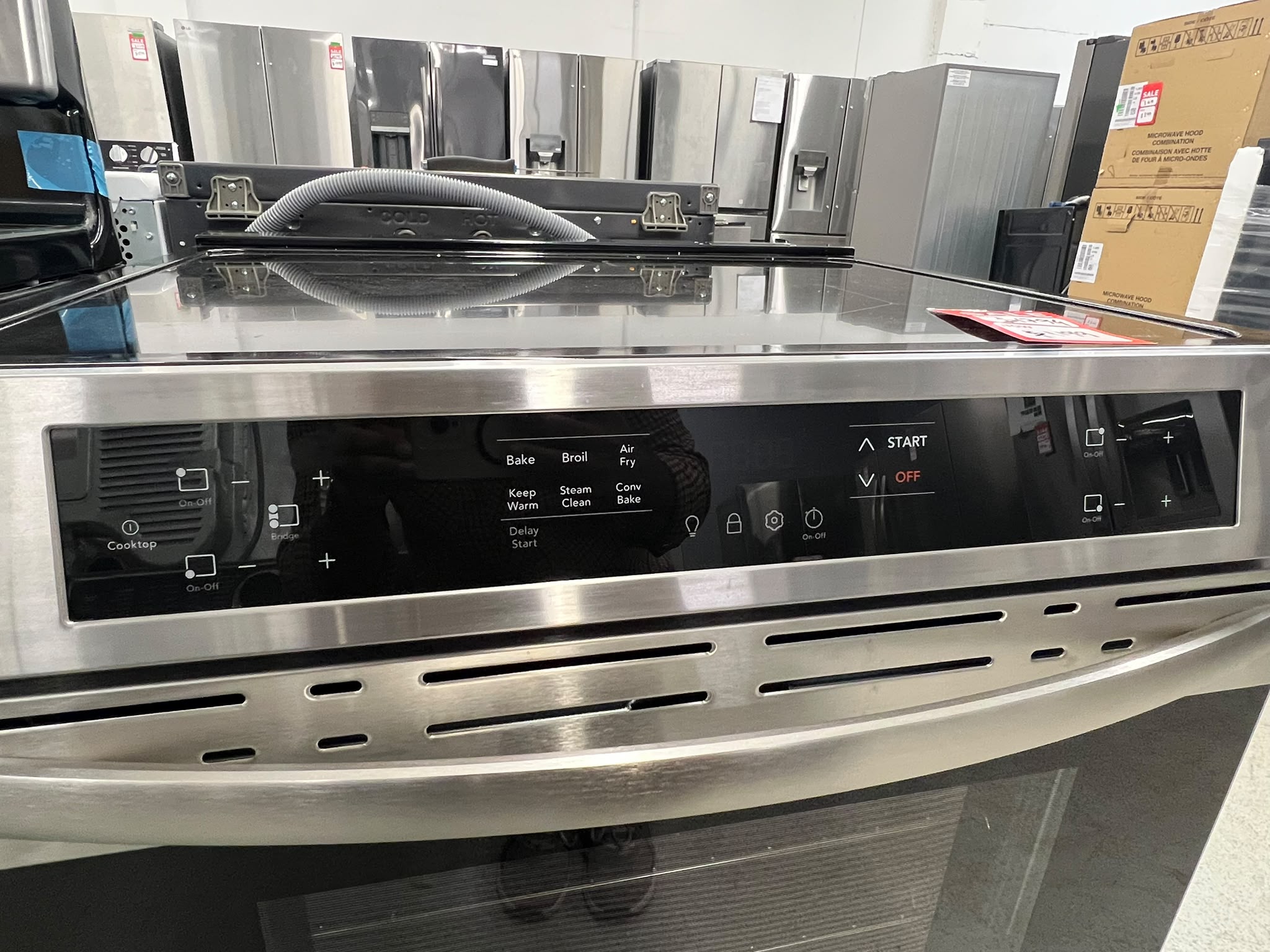 Frigidaire FCFI308CBSD 30" 5.3 Cu. Ft. Front Control Induction Range with Air Fry – Image 2