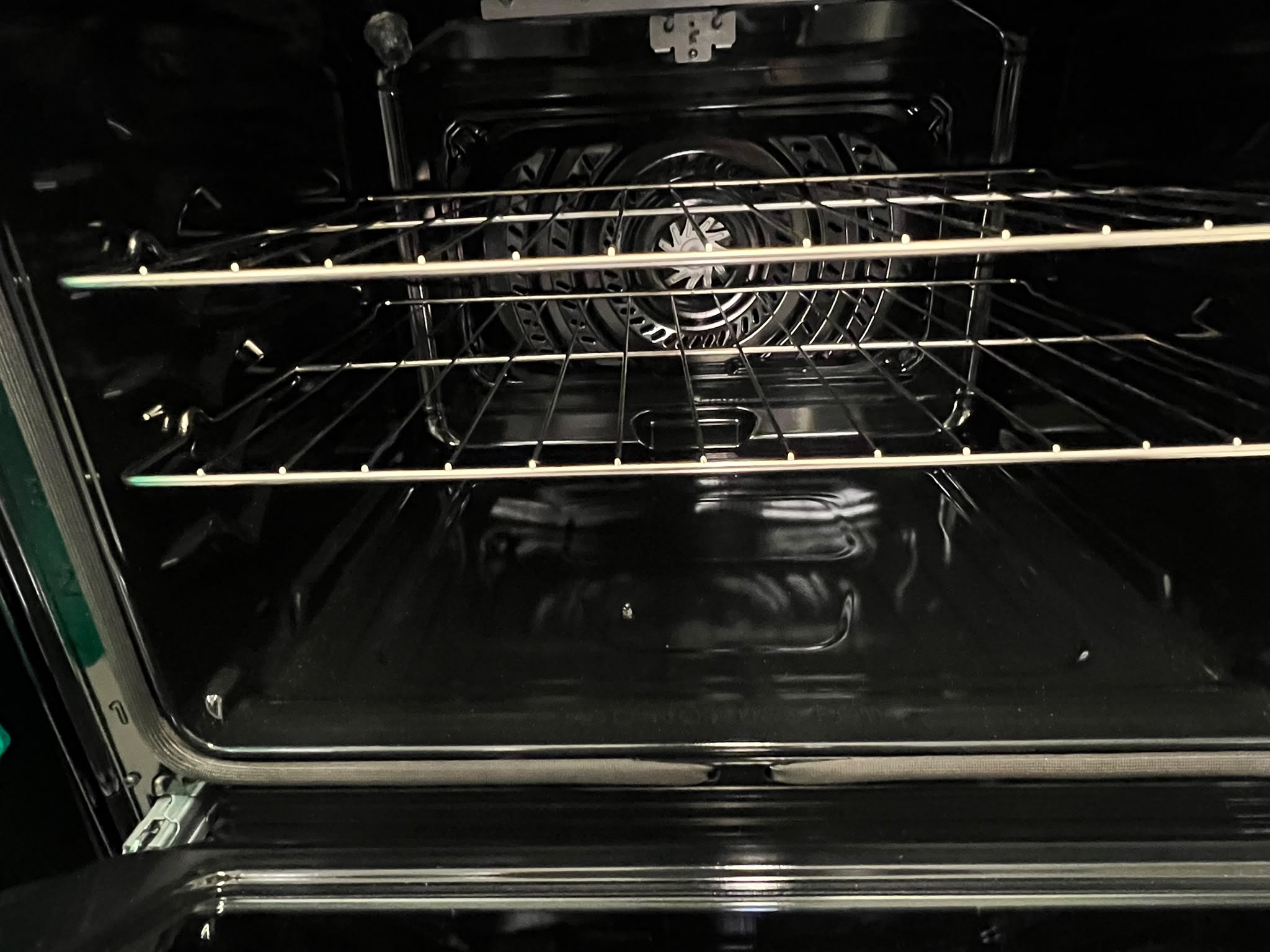 Frigidaire FCFI308CBSD 30" 5.3 Cu. Ft. Front Control Induction Range with Air Fry – Image 3