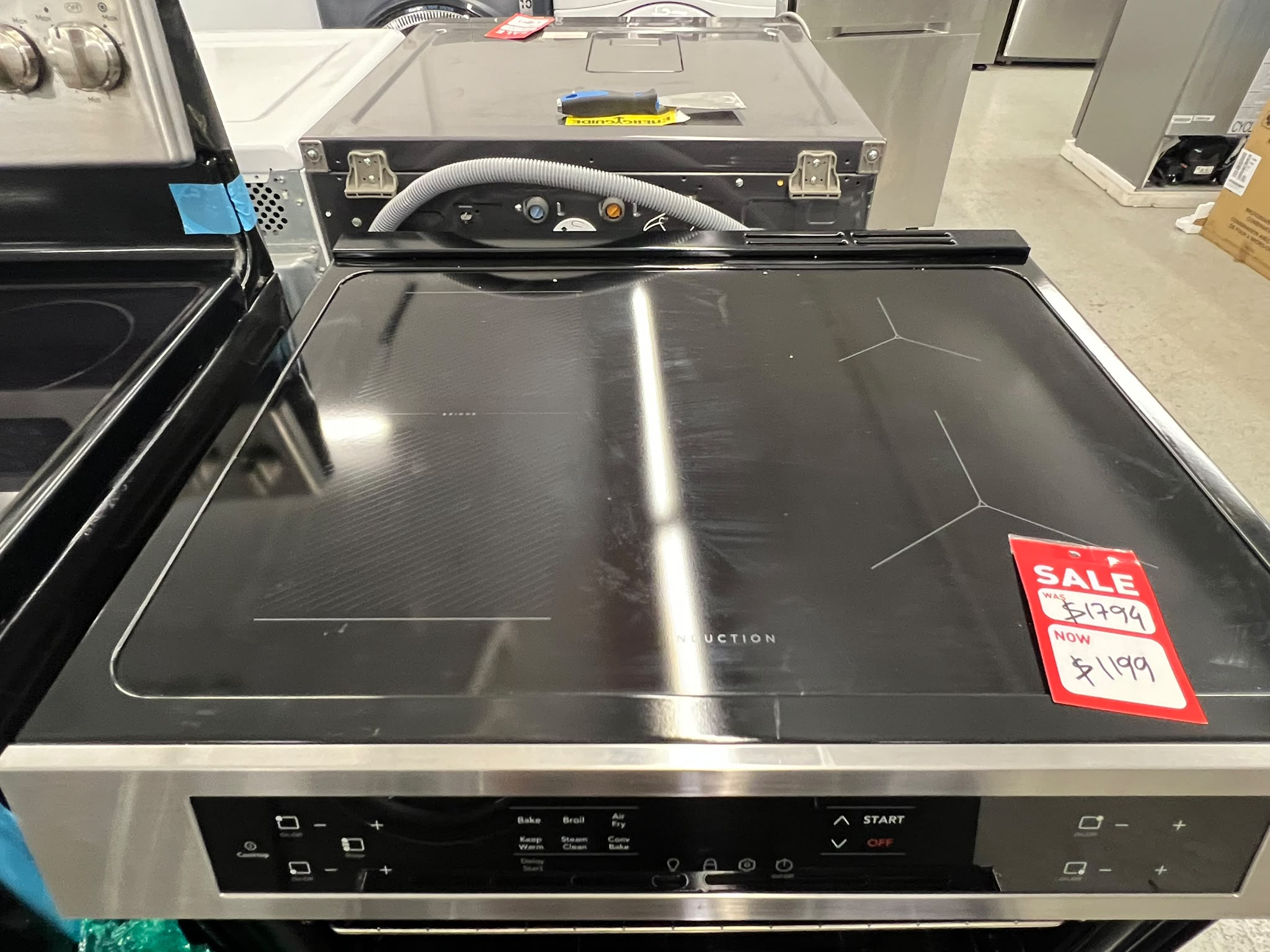 Frigidaire FCFI308CBSD 30" 5.3 Cu. Ft. Front Control Induction Range with Air Fry – Image 5
