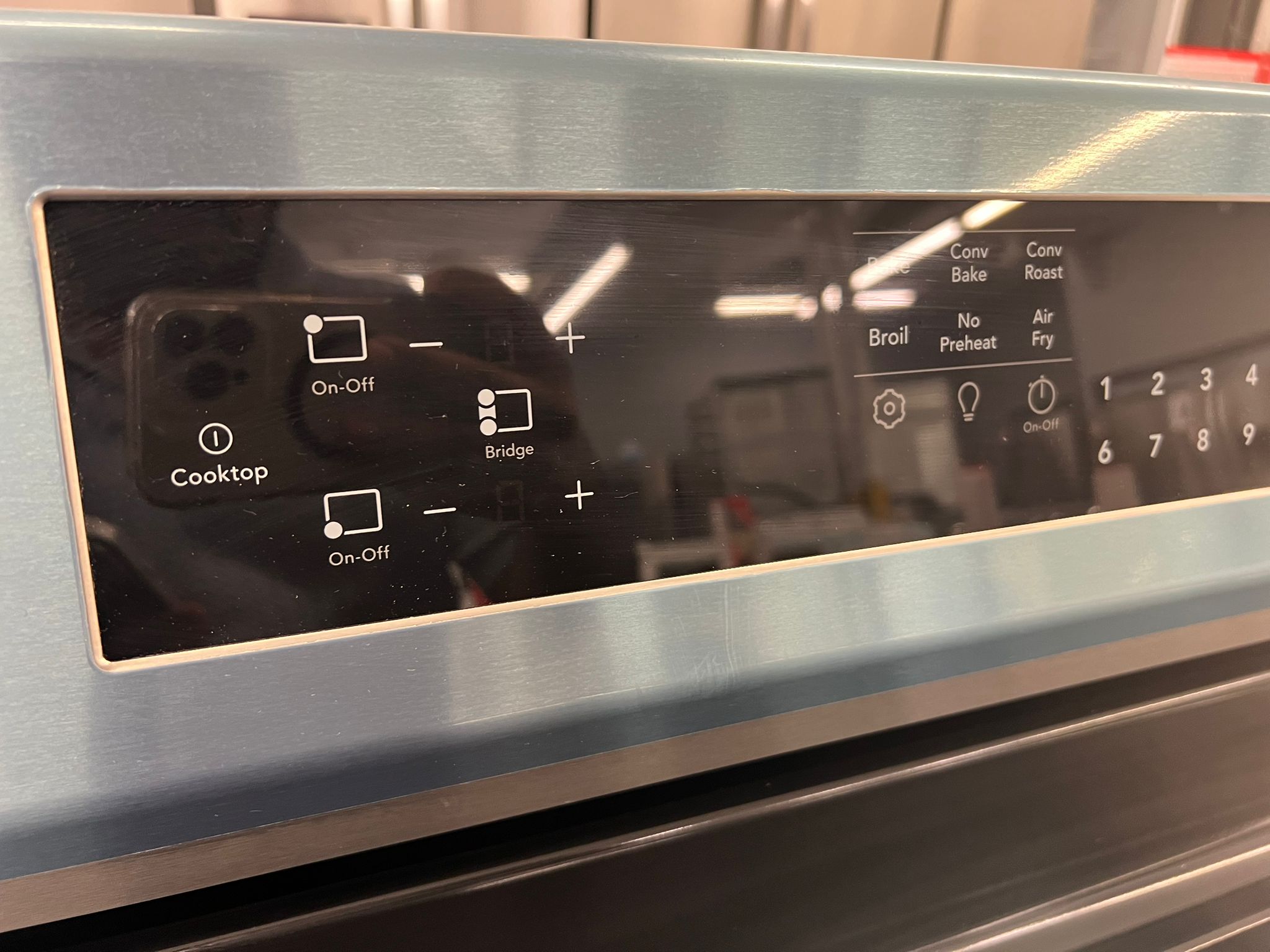 Frigidaire Gallery GCRI306CBFB 30" 5.3 Cu. Ft. Freestanding Induction Range with Air Fry – Image 3