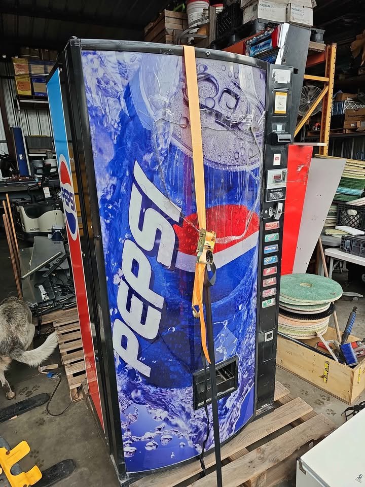 Dixie-Narco DNCB 368MC/216-8 Pepsi Vending Machine – Used – Image 5