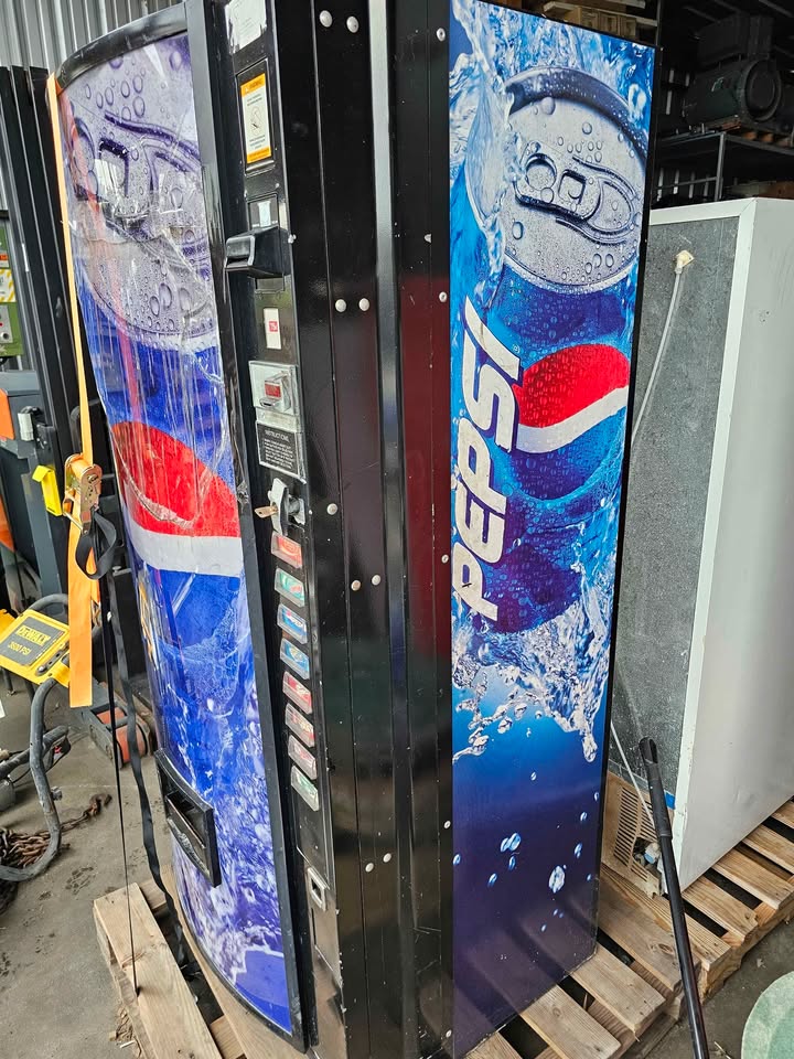 Dixie-Narco DNCB 368MC/216-8 Pepsi Vending Machine – Used – Image 2