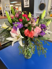 Large Flower Arrangement in a vase – Image 1