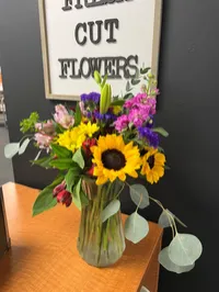 Flower Arrangement in a Vase – Image 1