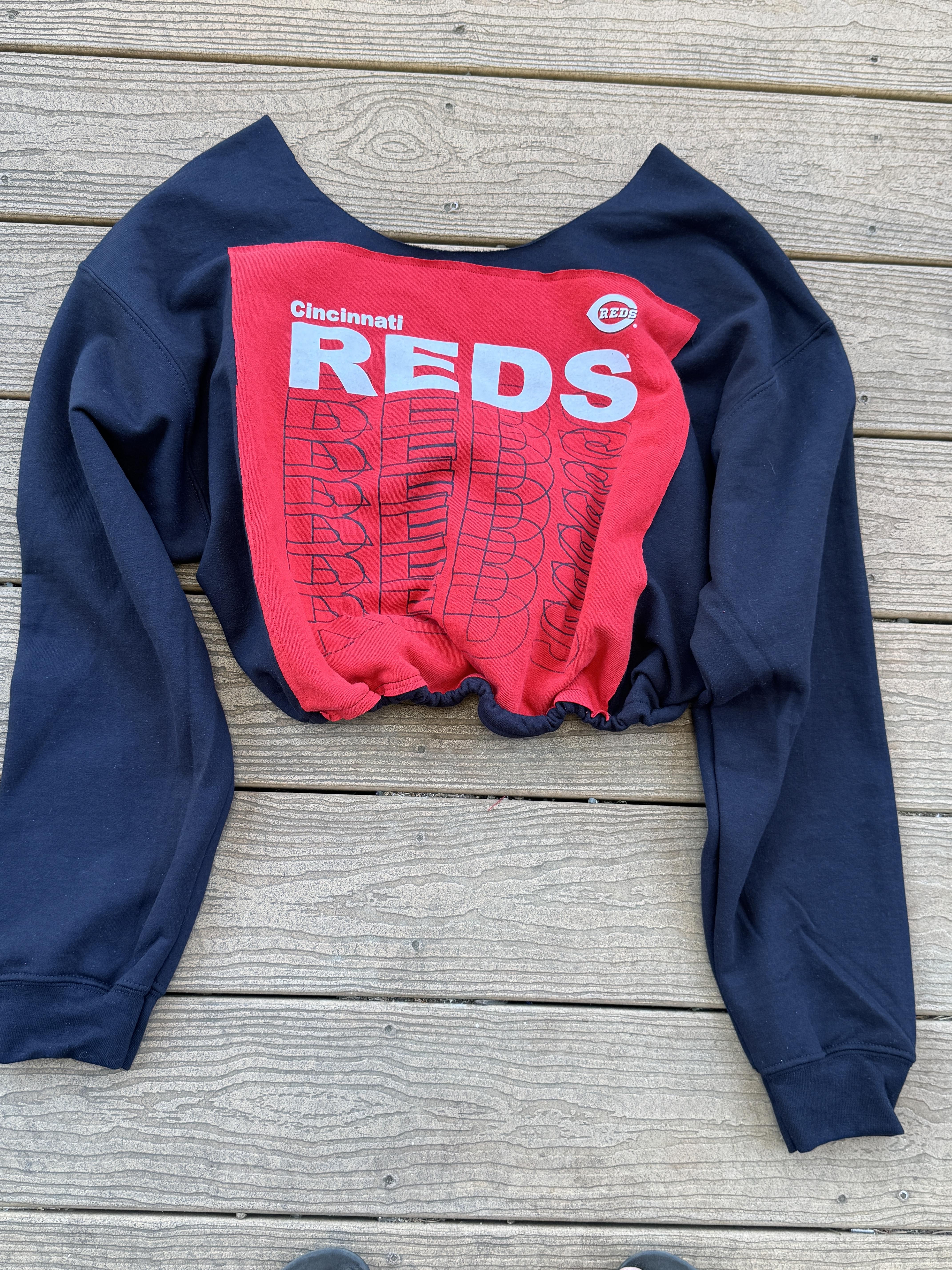Cincinnati Reds Vintage Crop Black Sweatshirt  MLB One Size   – Image 1