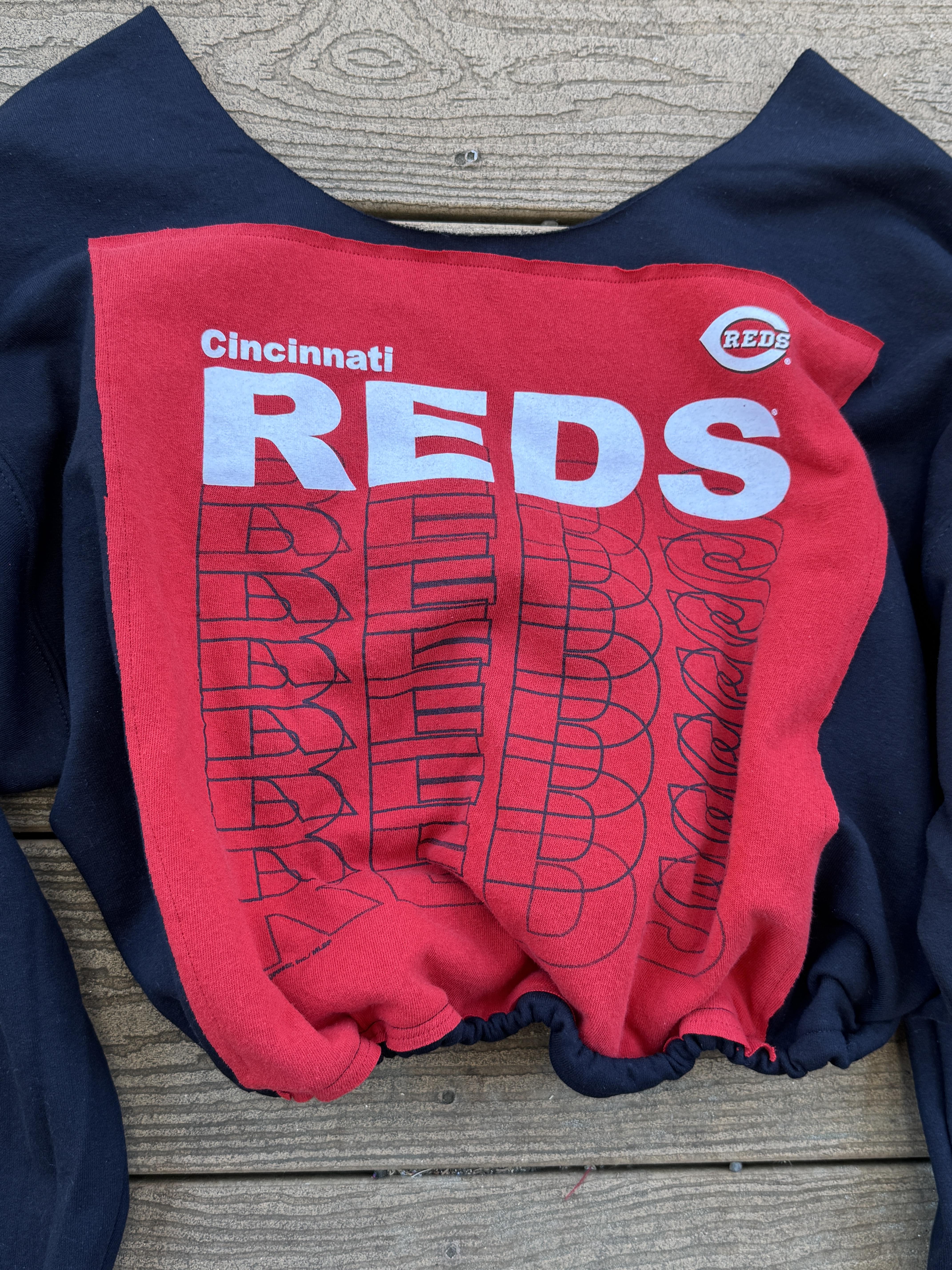 Cincinnati Reds Vintage Crop Black Sweatshirt  MLB One Size   – Image 2