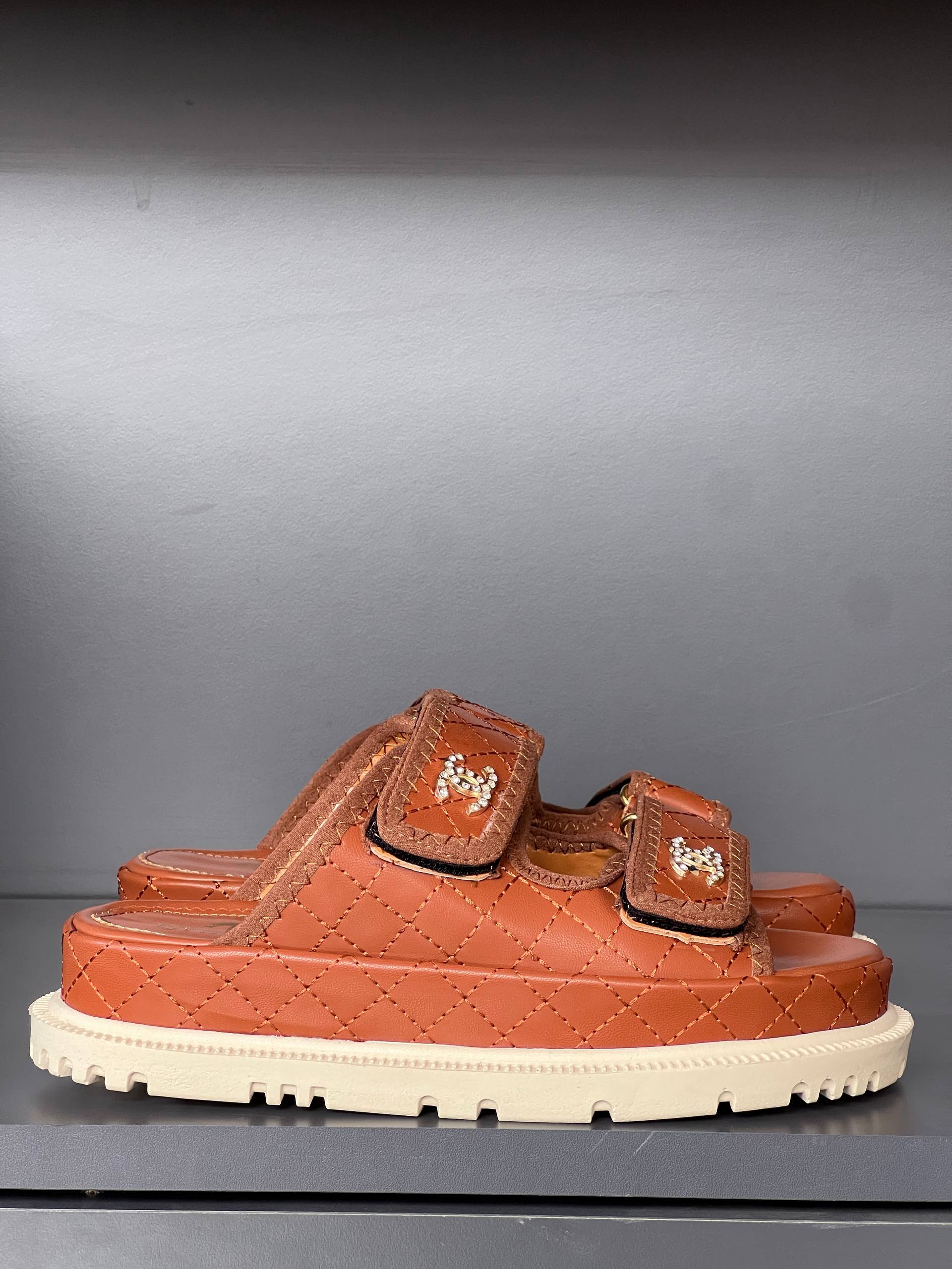 Chanel Camel Slippers – Image 4