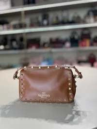Valentino Rockstud Camel Hand Bag – Image 3